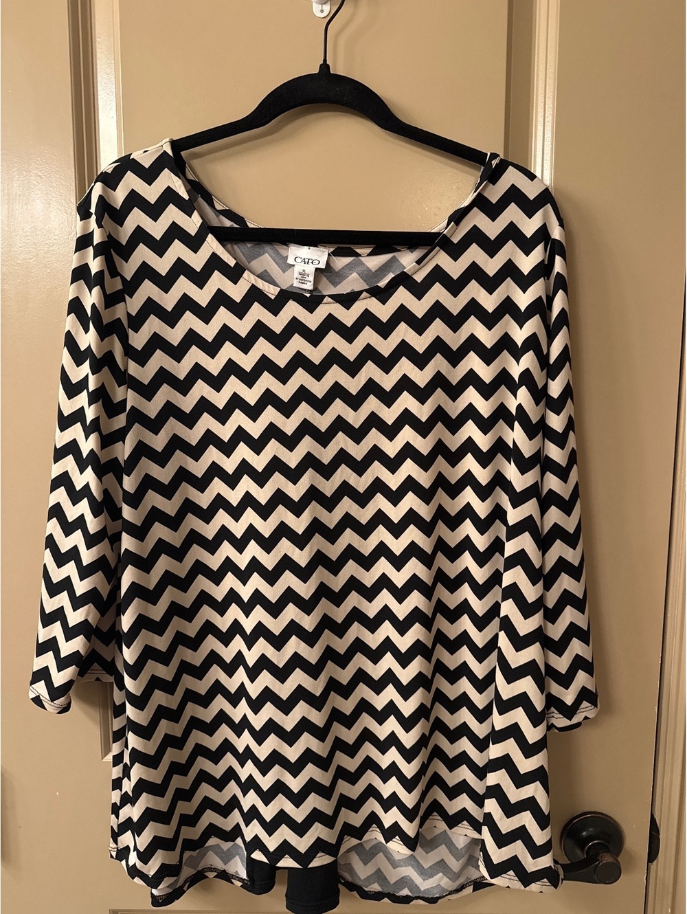 Cato Black and White Chevron Pattern 3/4 Sleeve Tunic Top with Back Pleat Detail